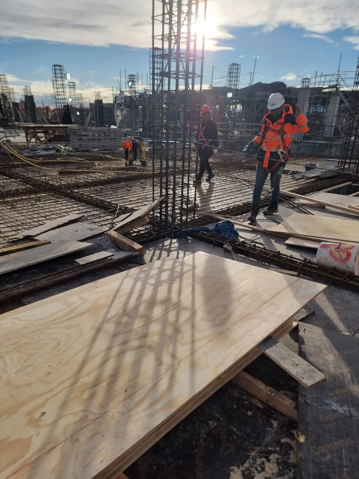 Estructura de edificio en construcción mostrando moldaje y enfierradura